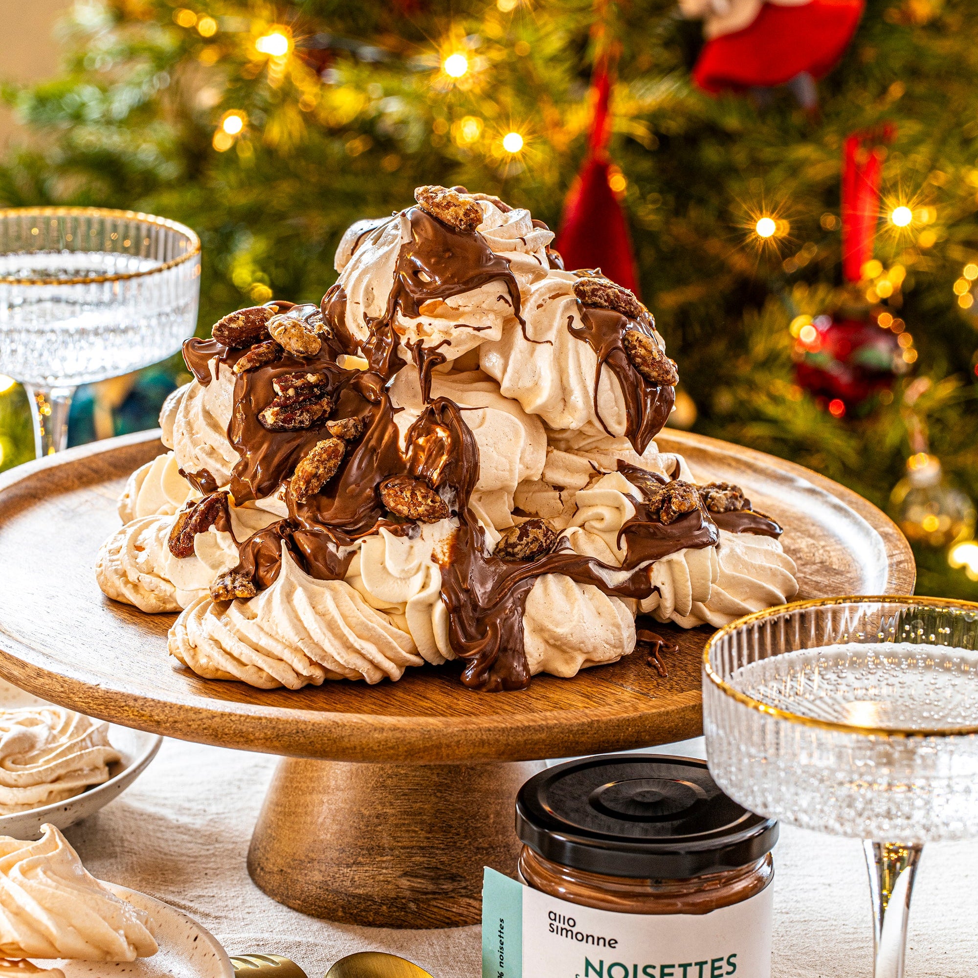 Meringue, crème fouettée pralinée et coulant de chocolat noir
