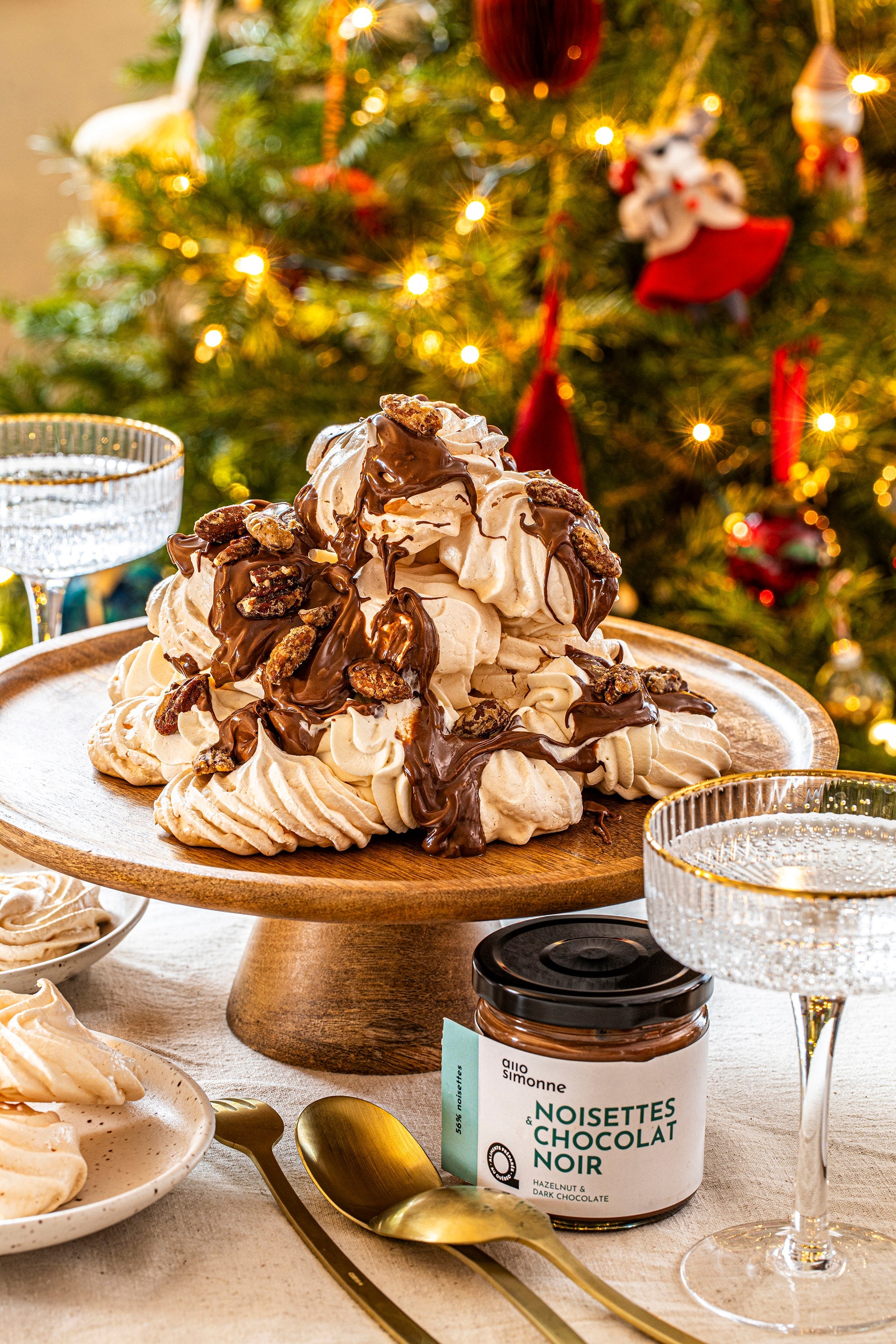 Meringue, crème fouettée pralinée et coulant de chocolat noir