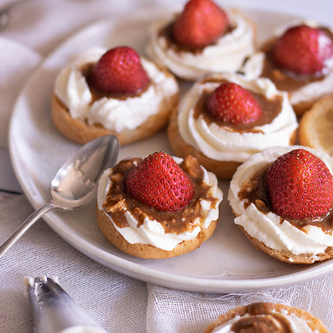 Petit choux garnis de crème fouettée, praliné noisette et fraises