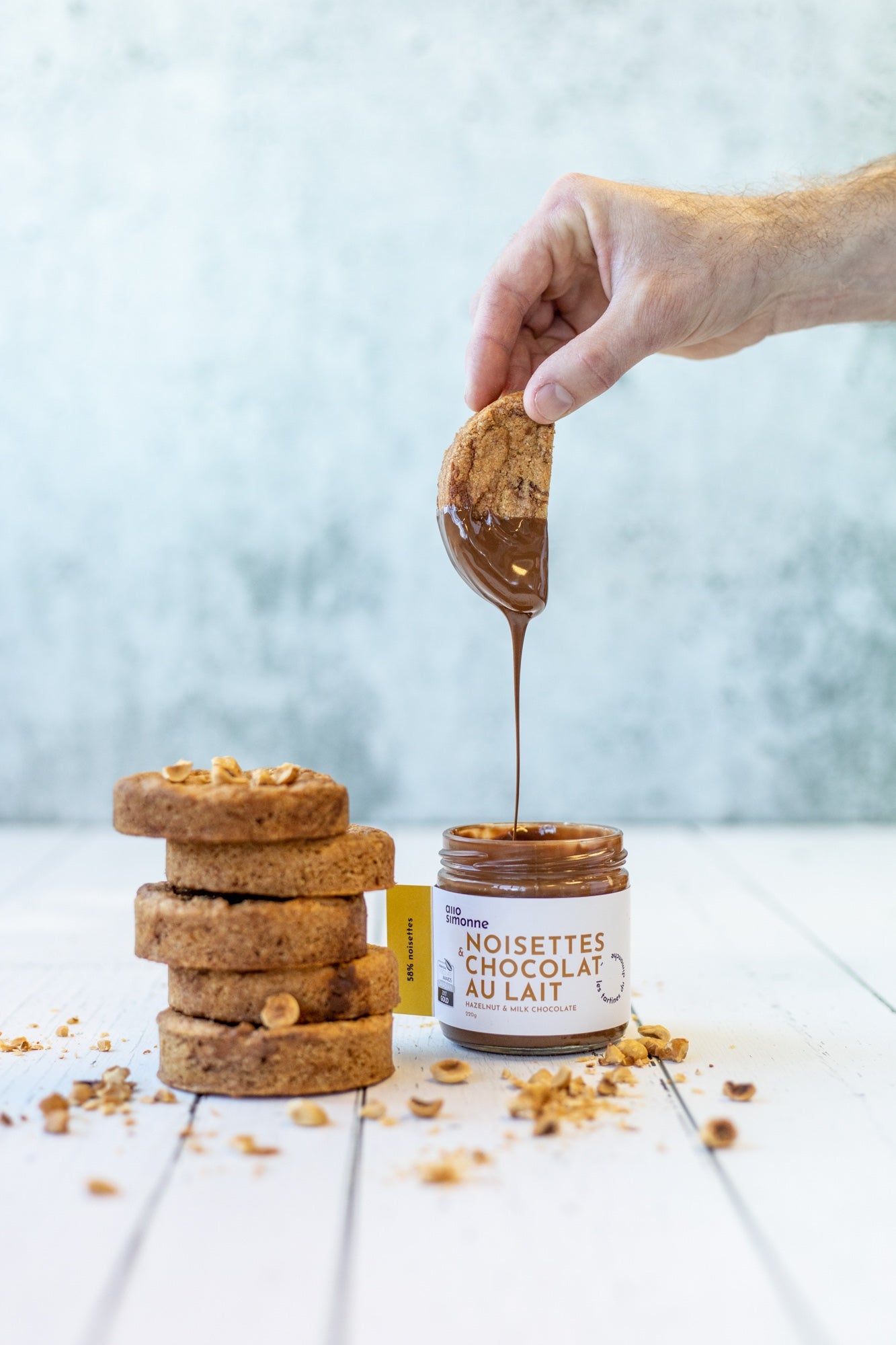 Gâteaux Trempés dans de la Tartinade Noisettes et Chocolat au Lait de chez Allo Simonne